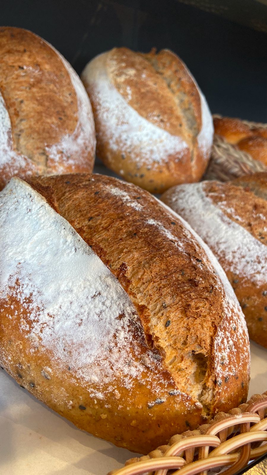 Padeiro preparando pão artesanal